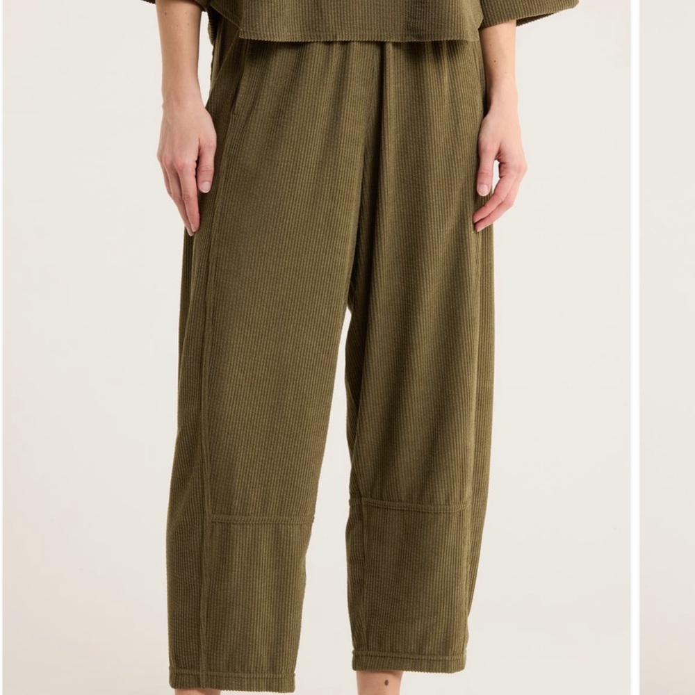 Max Studio Women's Cropped Olive Pants - Picture 2 of 5